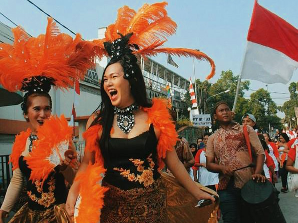 Waria berpartisipasi dalam perayaan hari kemerdekaan RI di DKI Jakarta